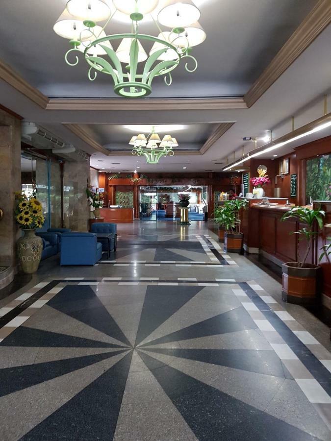 The Park Hotel Sukhumvit 7 Bangkok Exterior foto